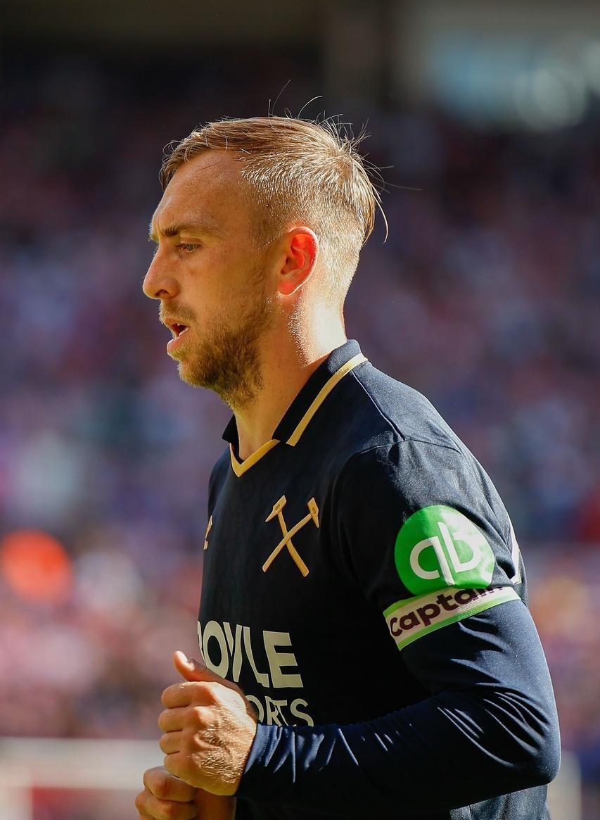 开云入口-转折点!上海海港防线松动,英超集结日攻防权衡,球迷炸锅,训练强度明显提升的简单介绍