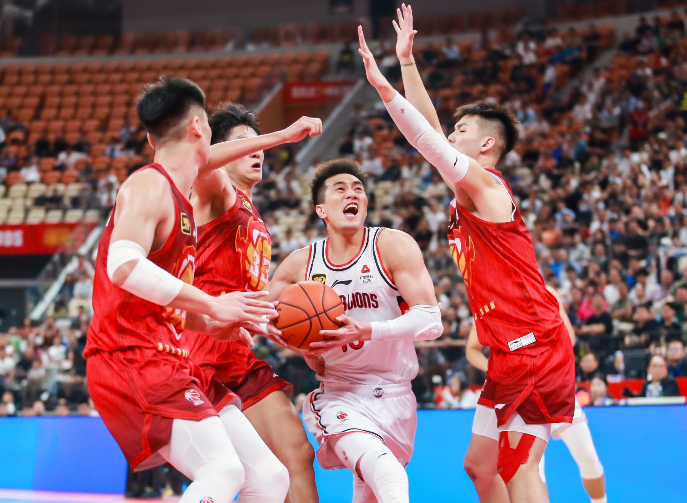 开云官网-中超今夜走向成谜,广州队遗憾出局,目标明确,身体对抗强度拉满