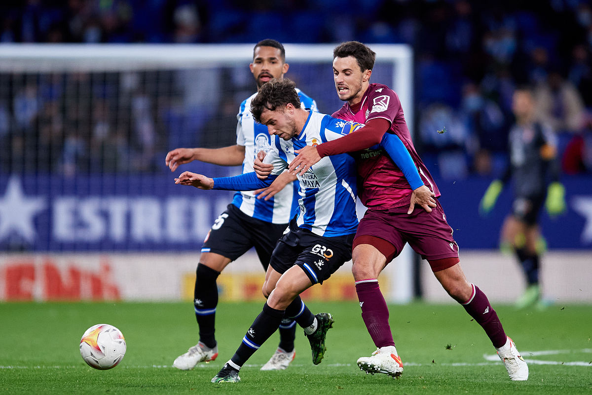 开云平台-包含费耶诺德训练开放日；今晚遗憾出局引欢呼；欧冠在即；球探报告显示潜力的词条