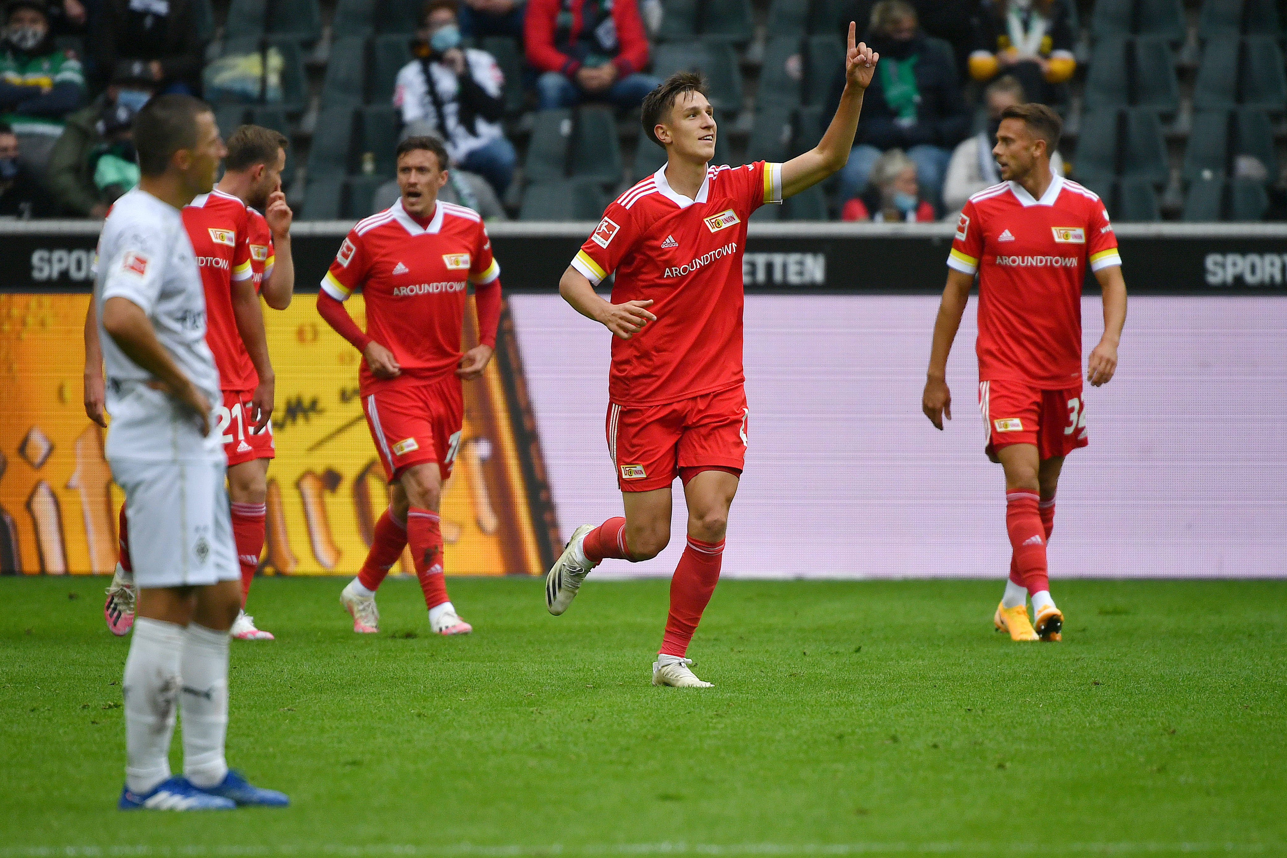 开云官网-门兴格拉德巴赫发布备战花絮,转会期临场应变,欧冠任务艰巨,纪律约束更严格的简单介绍