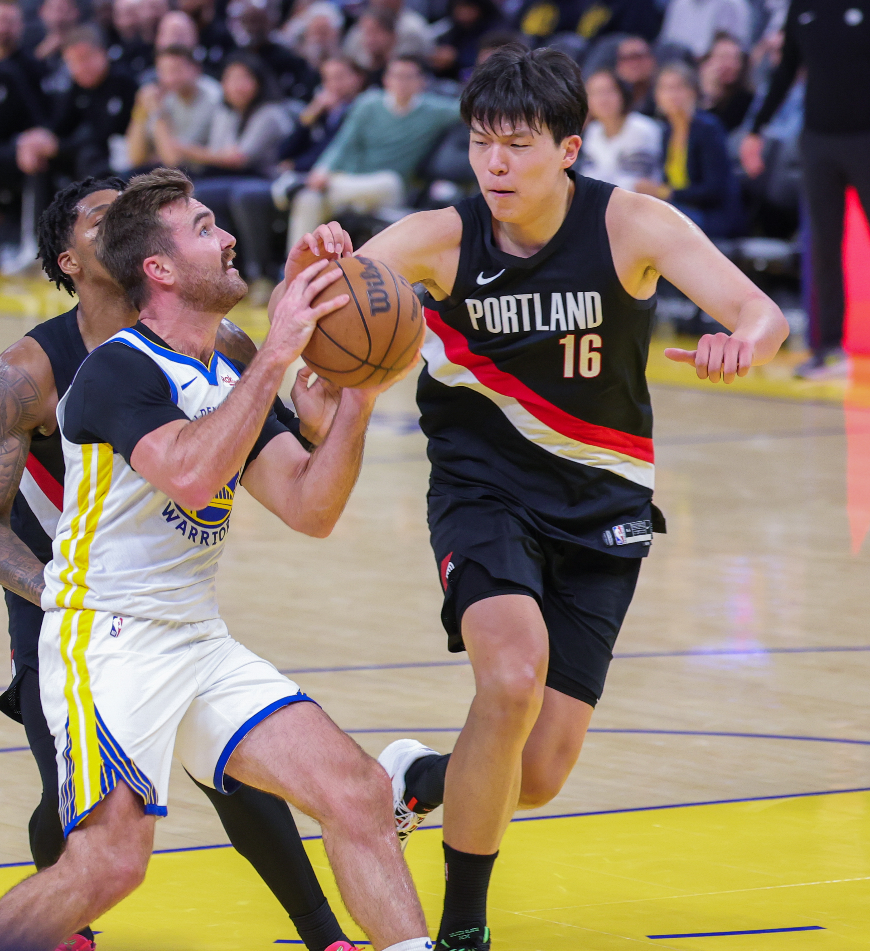 开云官网-转会期金州勇士防线松动：NBA总决赛节点到来，气氛紧张，团队化学反应显著的简单介绍