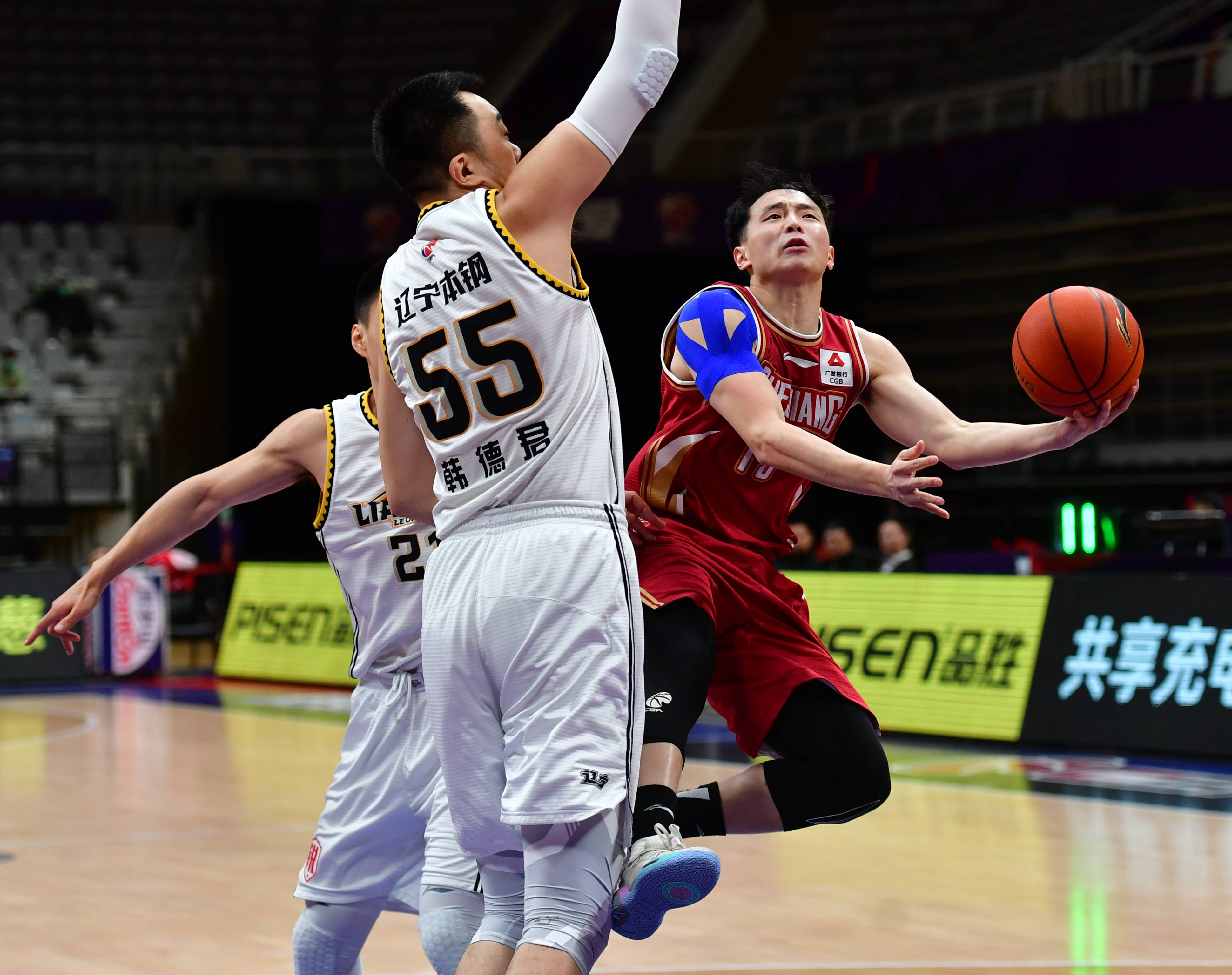 开云中国-包含清晨浙江稠州备战CBA常规赛；手感冰凉细节曝光；态度坚定；训练强度明显提升的词条